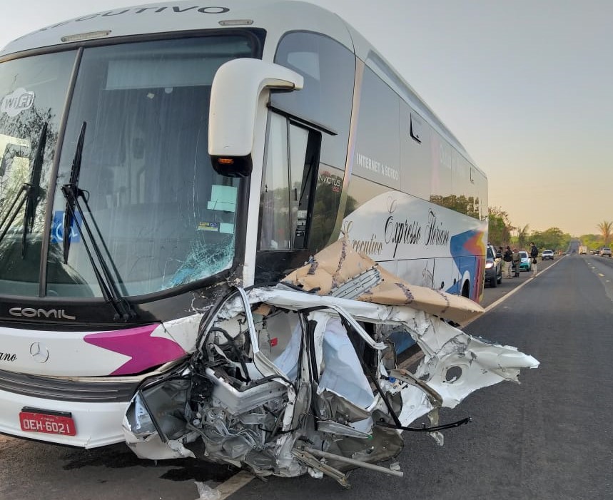 Colisão entre ônibus e carro deixa um morto na BR-343